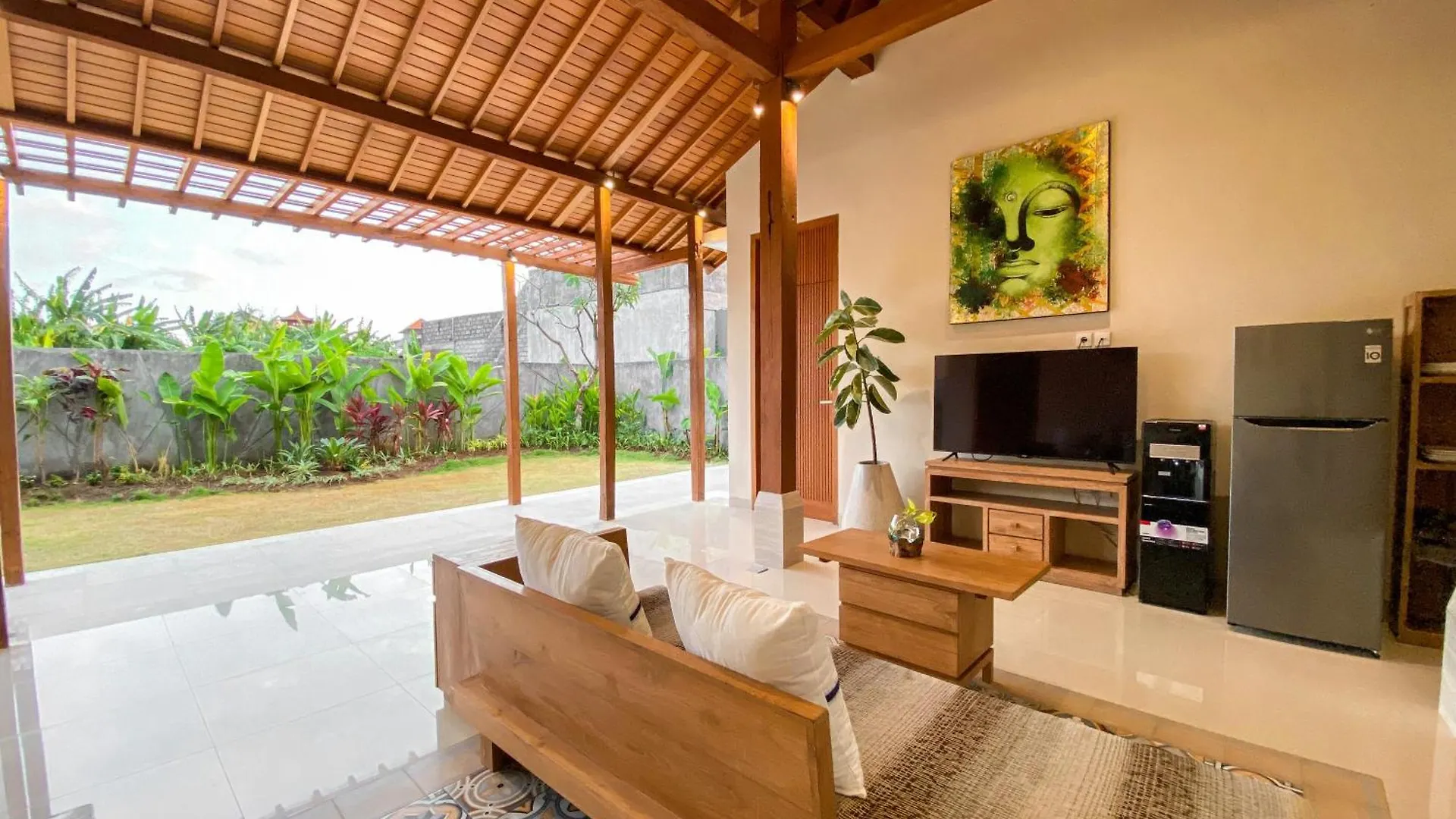 Svarna Suites Seminyak 3*, Семиньяк