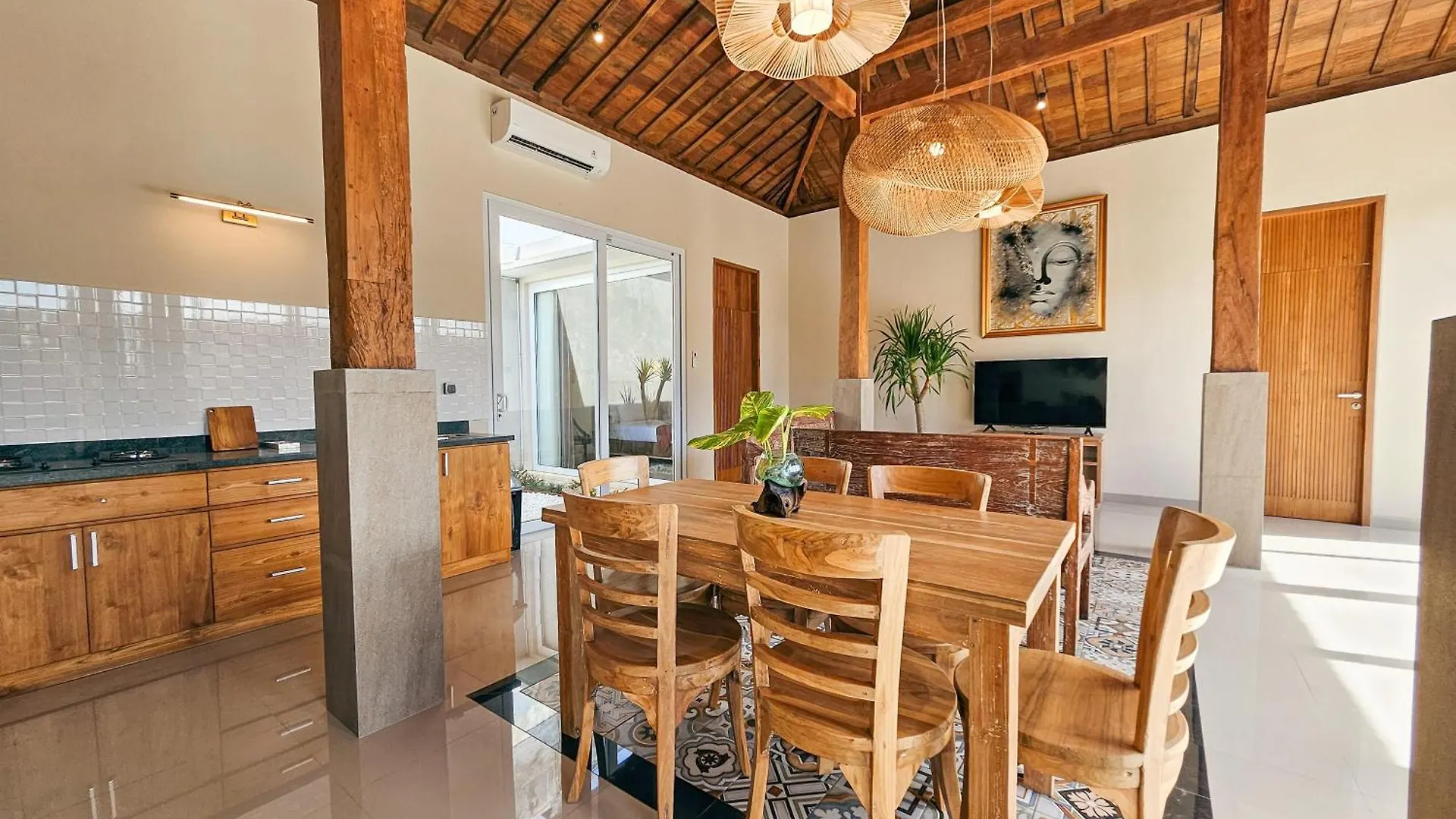 Svarna Suites Seminyak 3*, Семиньяк Индонезия