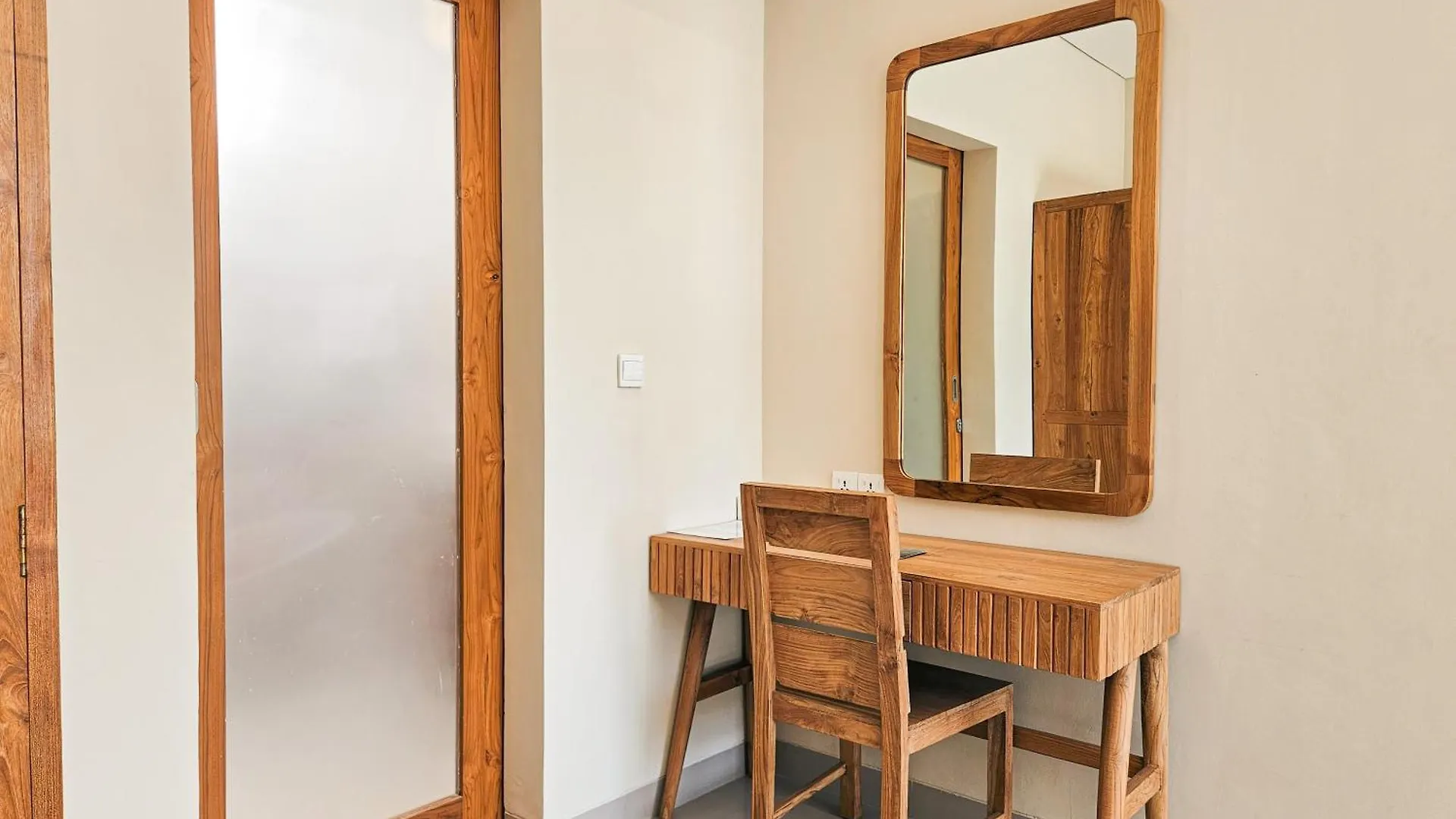 Svarna Suites Seminyak Отель Семиньяк